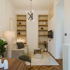 casa-unica-milano-elegant-apartment-with-balcony-centrale-1.italymilanhotels.net/